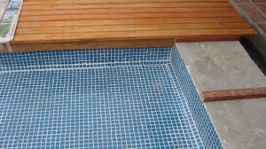 Piscina con Deck de Madera Grandy